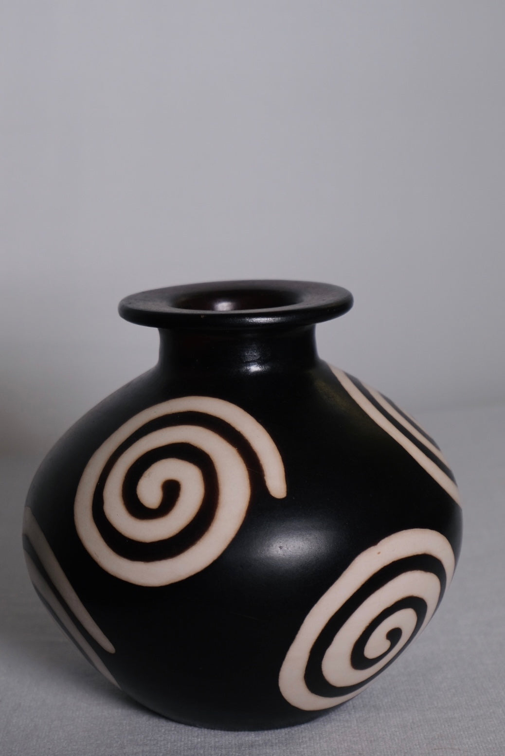 “Marcelo Prado” Peruvian Swirl Vase (Vintage)