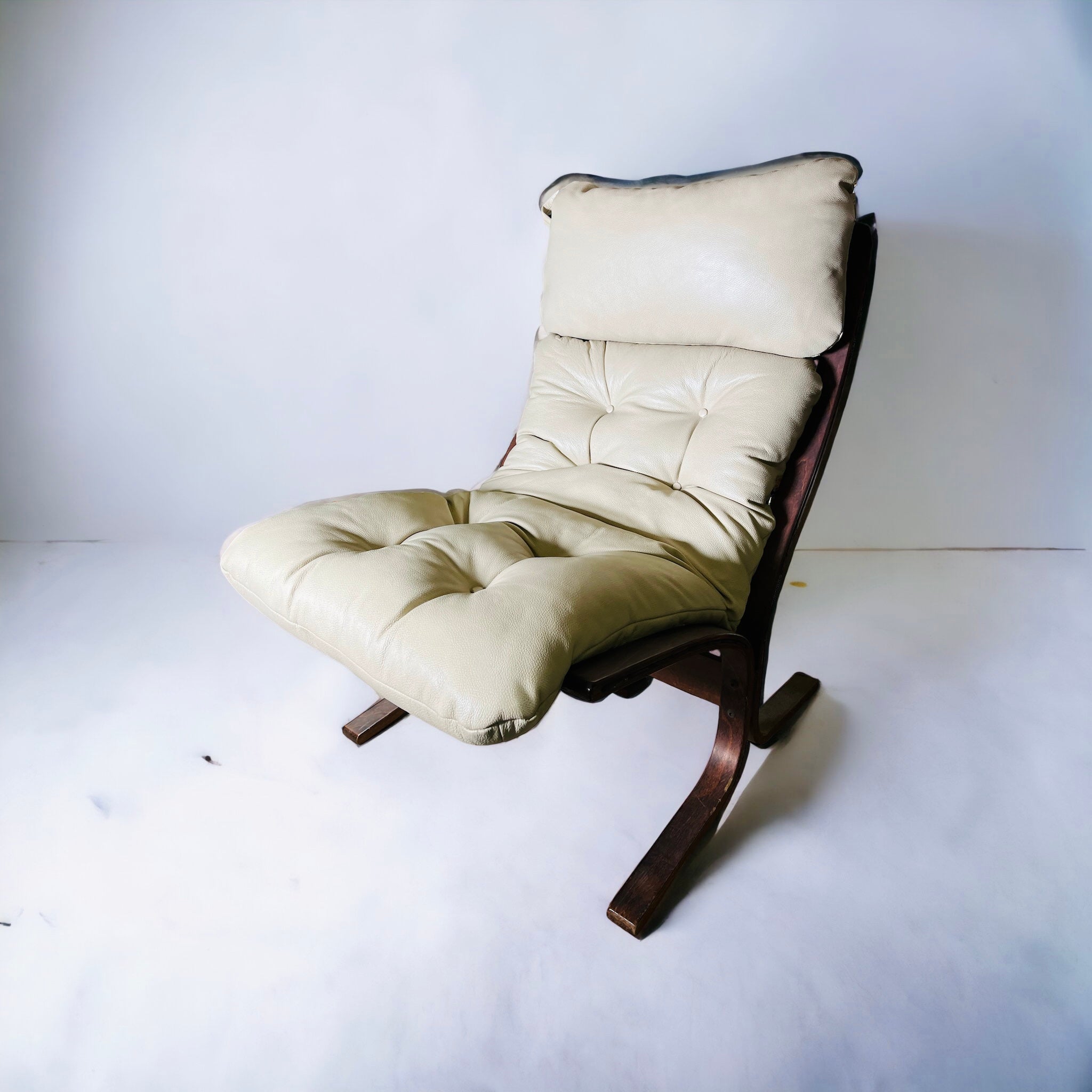 1960s Westnofa Cream Siesta Leather Chair (VINTAGE) (Sold)